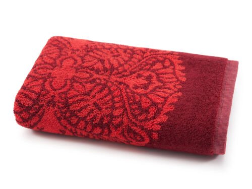 Gefaltetes Handtuch in Rot und mit Ornament