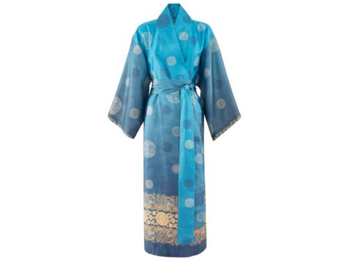 leuchtend blauer Kimono mit Ornamenten als Muster