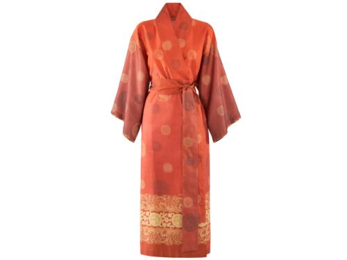 Roter Kimono mit ornamentalem Muster