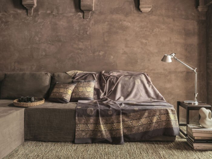 Mediterran eingerichtetes Wohnzimmer mit Bassetti Granfoulard Pallavicino G1 auf dem Sofa