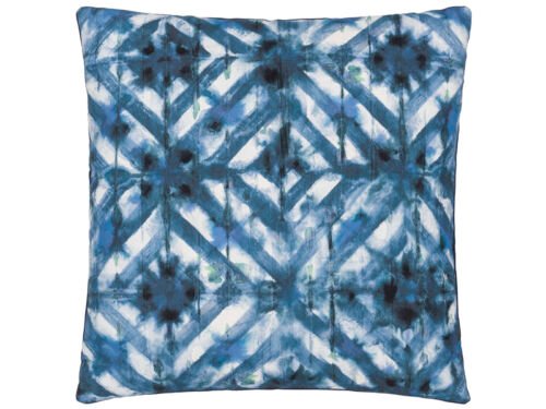Blaues Kissen mit geometrischem Muster in Batikoptik