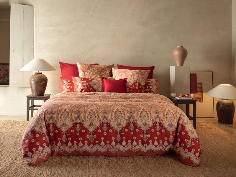 Mediterran eingerichtetes Schlafzimmer mit roter Bassetti Bettwäsche